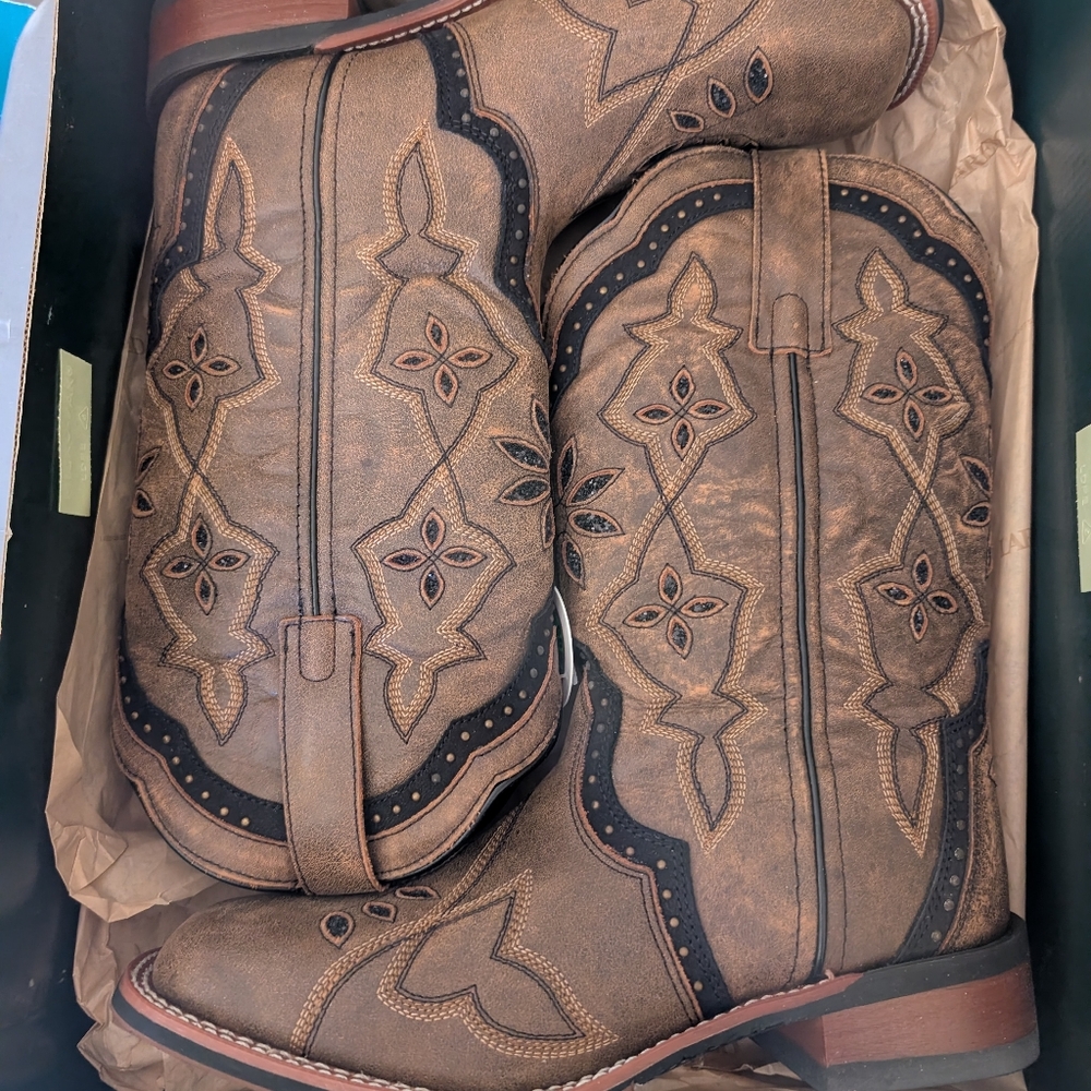 Brown Western Embroidered Cowboy Boots. 9.5. Laredo.
